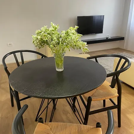 דירה With Balcony *