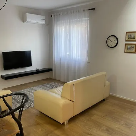 With Balcony דירה